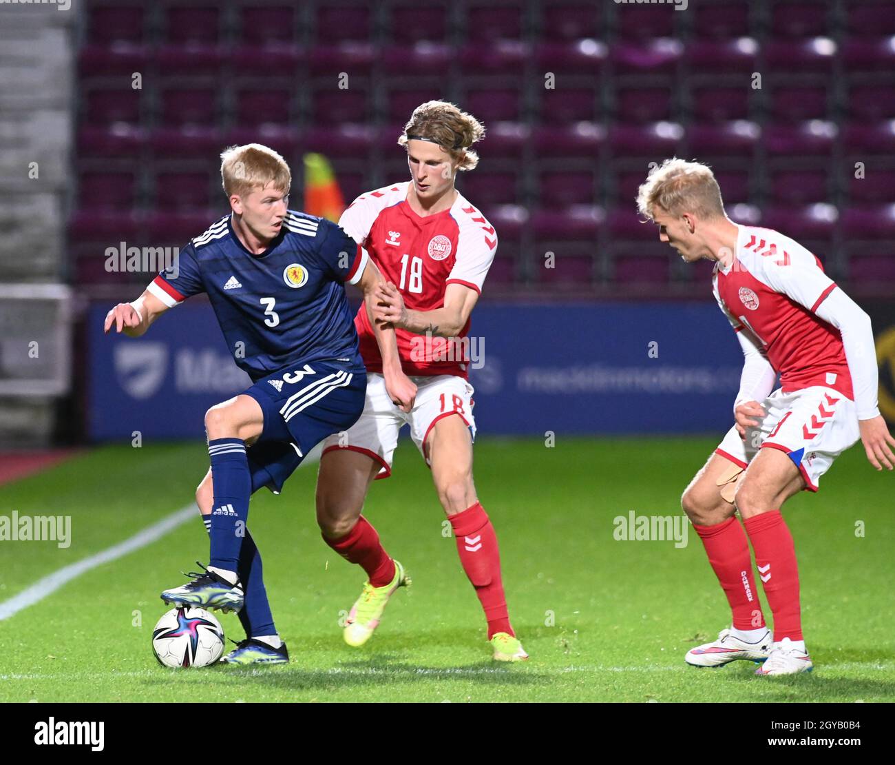 Tynecastle Park, Édimbourg, Écosse, Royaume-Uni.7 octobre 2021.Championnat UEFA des moins de 21 ans qualification Ecosse / Danemark.Pic montre Josh Doig Scotland U-21 vs Maurits Kjaegaard Danemark U-21 crédit: eric mccowat/Alay Live News Banque D'Images