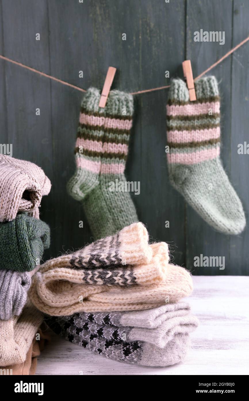 Vêtements de tricot sur fond de bois Banque D'Images