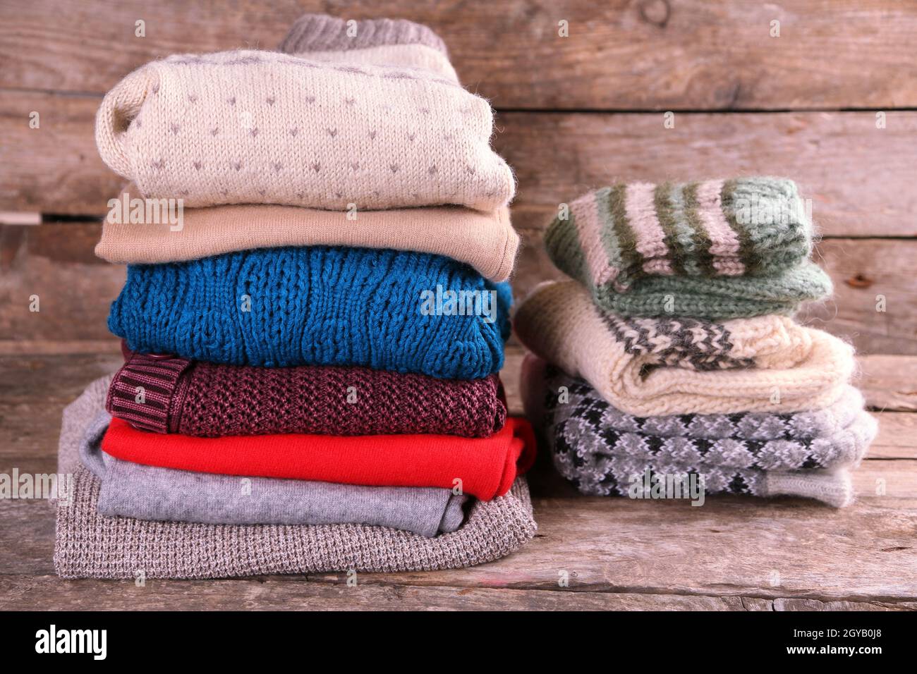 Vêtements de tricot sur fond de bois Banque D'Images