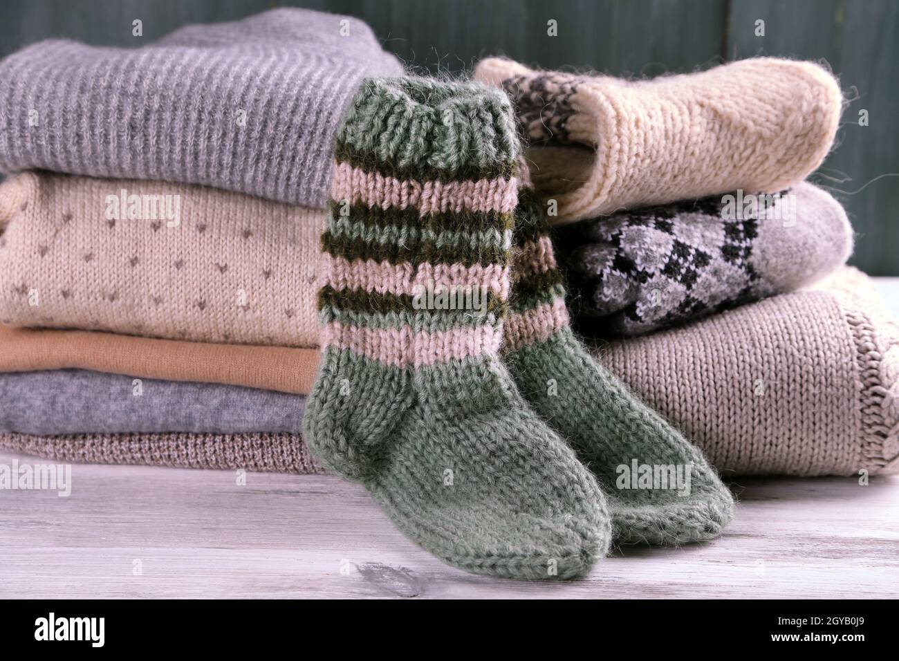 Vêtements de tricot sur fond de bois Banque D'Images