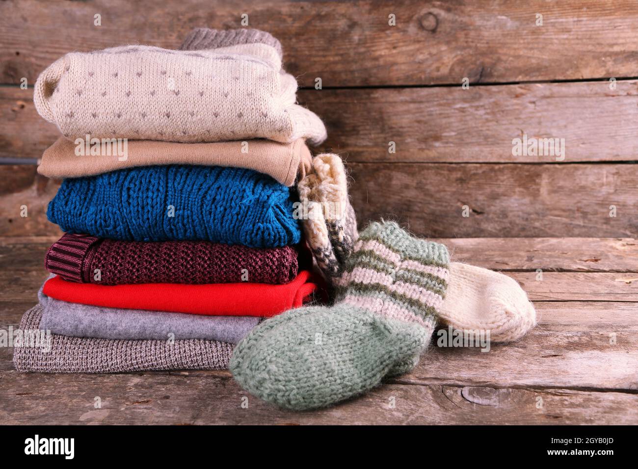 Vêtements de tricot sur fond de bois Banque D'Images