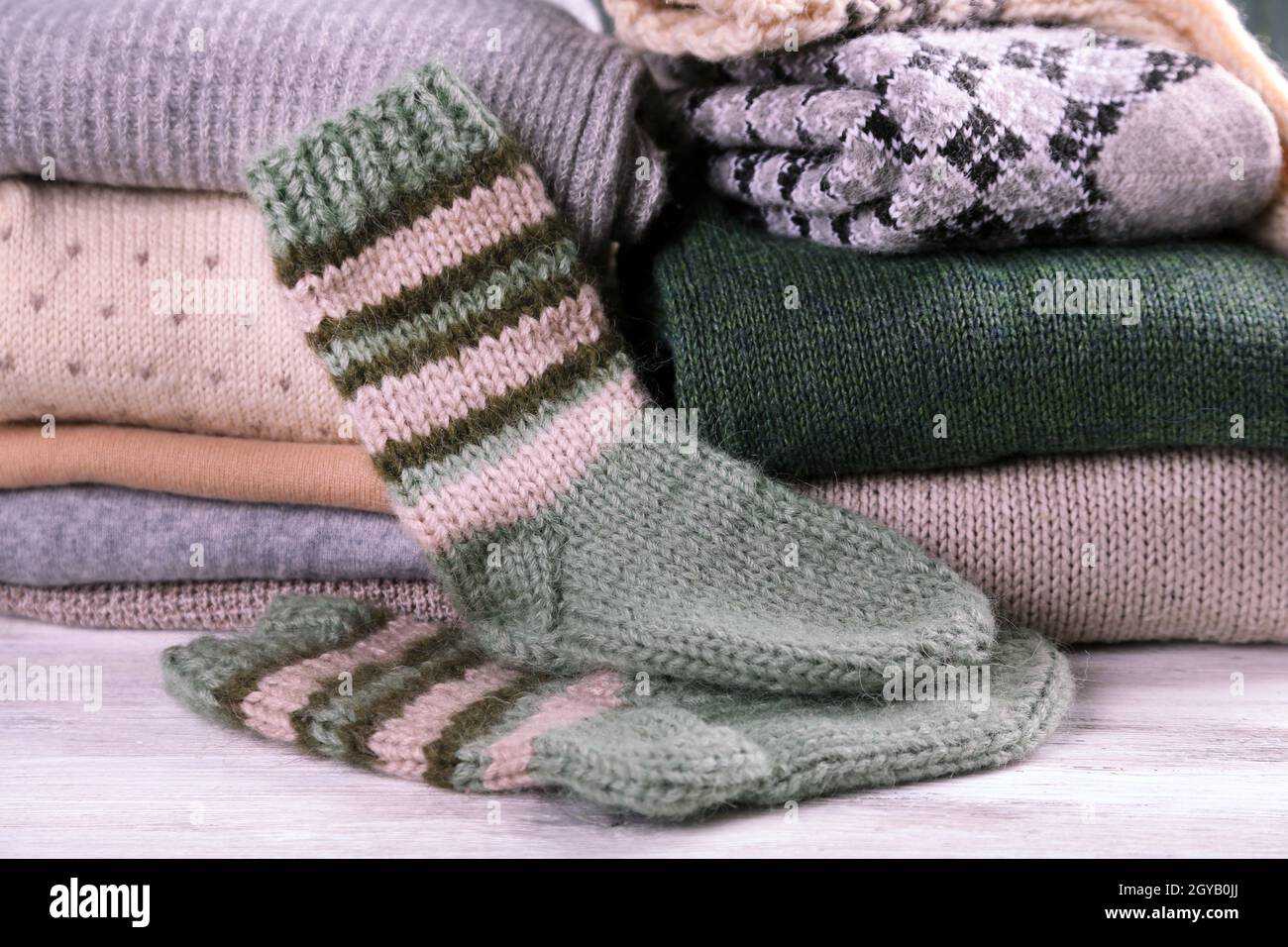 Vêtements de tricot sur fond de bois Banque D'Images