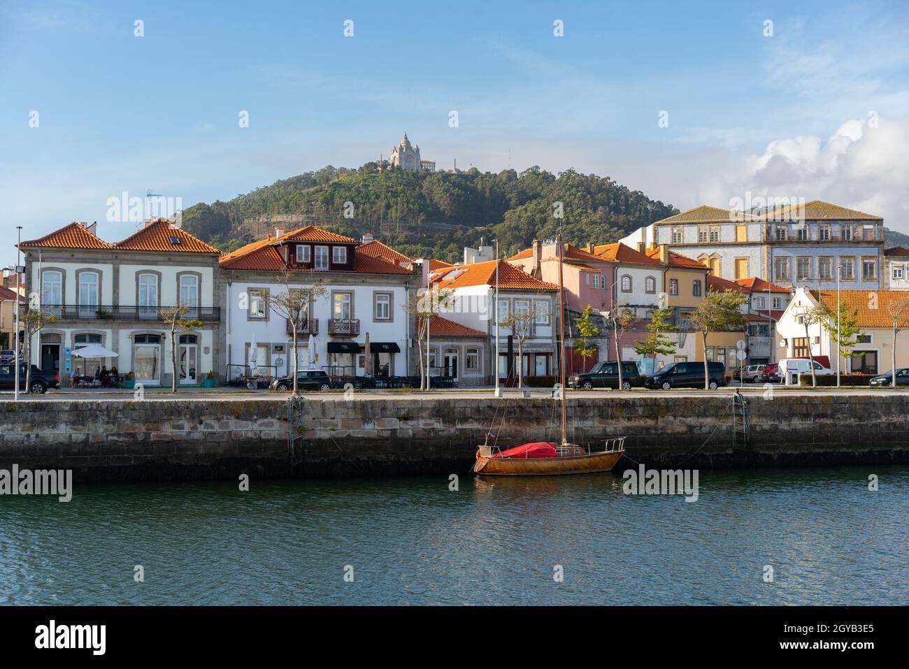 Ville de Viana do Castelo vue de l'autre côté de la rivière avec des bateaux et le sanctuaire de chruch de Santa Luzia sur la colline, au Portugal Banque D'Images