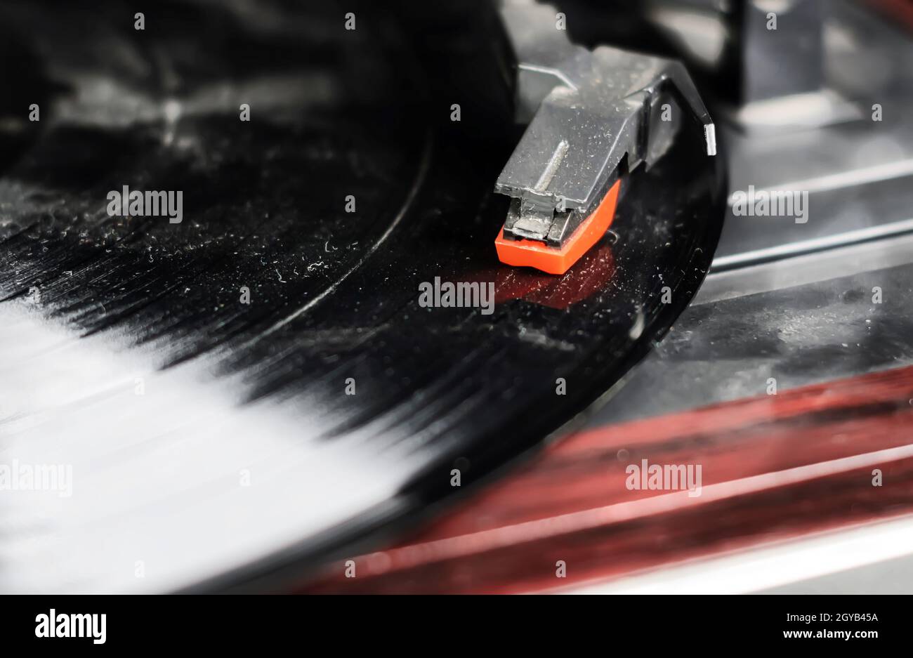 l'aiguille d'un plateau tournant jouant les pistes d'un disque vinyle noir. Équipement audio vintage. Lecteur de disques en vinyle Banque D'Images