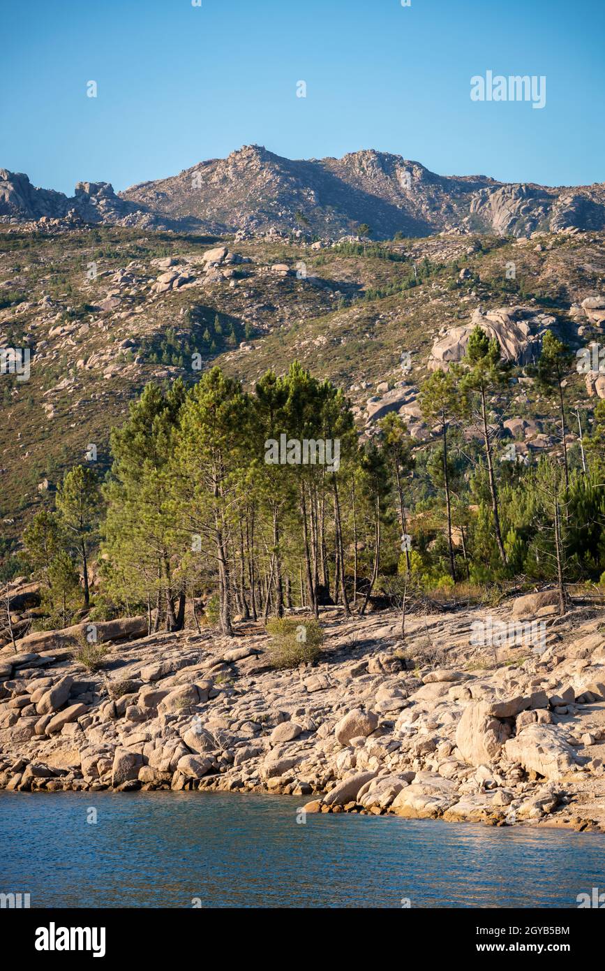 Paysage de lac et de montagnes dans le barrage de Vilarinho das Furnas dans le parc national de Geres, au Portugal Banque D'Images