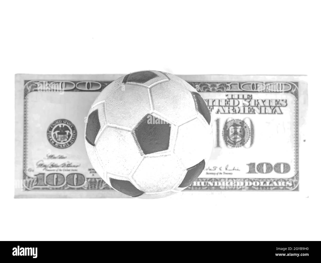 Ballon de football et argent sur fond blanc.Cartes d'arbitre de football.Sport.Fourre-tout.Pot-de-vinTarifs.Pot-de-vinCorruption.Championnat.Monde.Europe.Football Banque D'Images