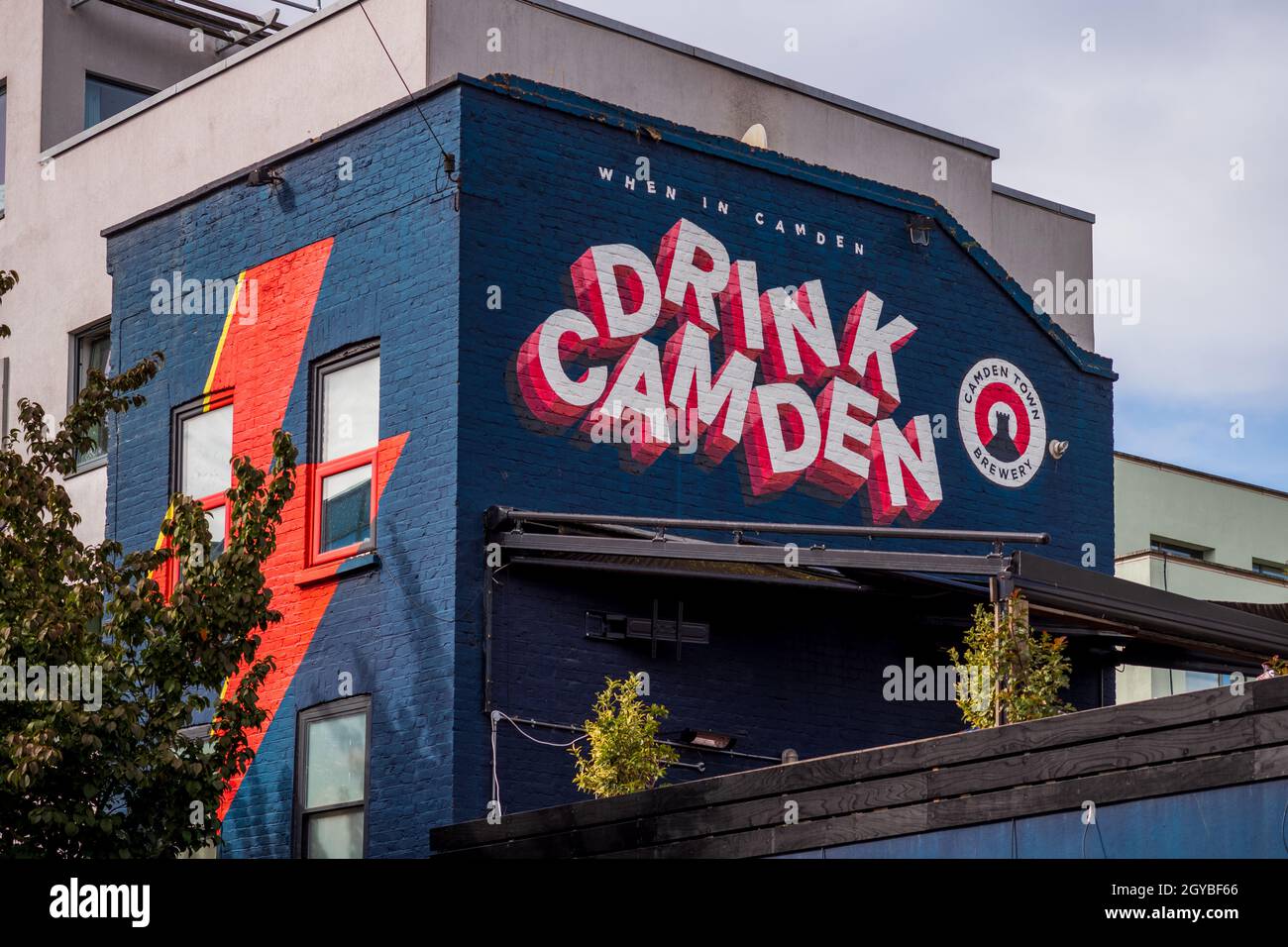 Camden Town Brewery Sign - quand à Camden Drink Camden - sur le côté d'un bar à Camden London Banque D'Images