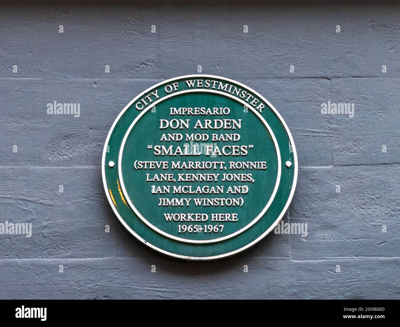 Plaque commémorative des petits visages Carnaby St London - la plaque verte de la ville de Westminster - Don Arden et les petits visages ont travaillé ici 1965-1967 Banque D'Images