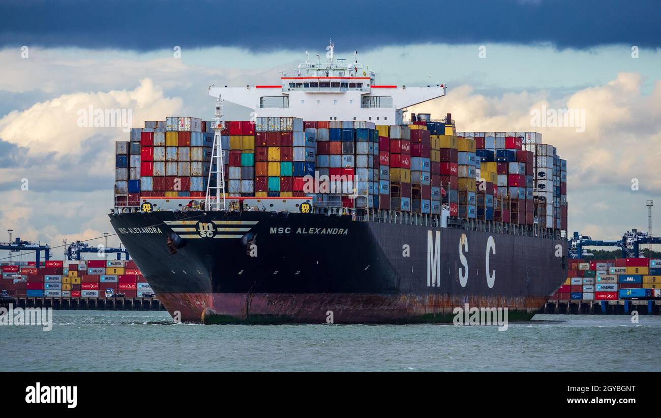 Chaînes d'approvisionnement mondiales - conteneurs sur le navire à conteneurs MSC Alexandra arrivant au port de Felixstowe au Royaume-Uni dans le cadre de la chaîne d'approvisionnement mondiale. Banque D'Images