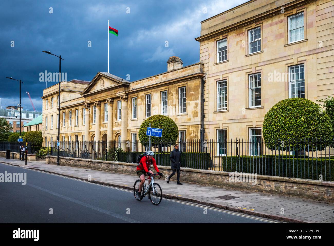 Emmanuel College Cambridge - entrée principale du Emmanuel College, qui fait partie de l'Université de Cambridge.Le Collège a été fondé en 1584.Drapeau panafricain. Banque D'Images