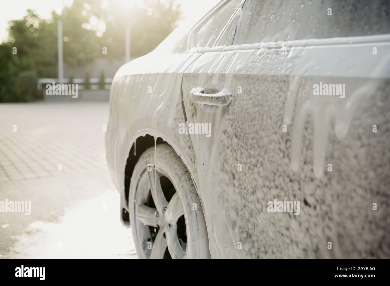 Mousse de nettoyage sur la voiture Banque D'Images