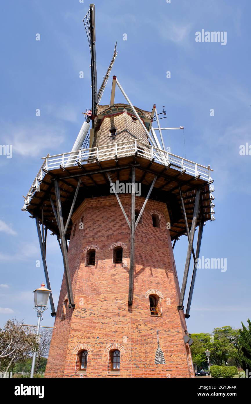 Réplique du moulin néerlandais à Holambra, Brésil. Holambra est la principale production de fleurs et les immigrants néerlandais au Brésil. Banque D'Images