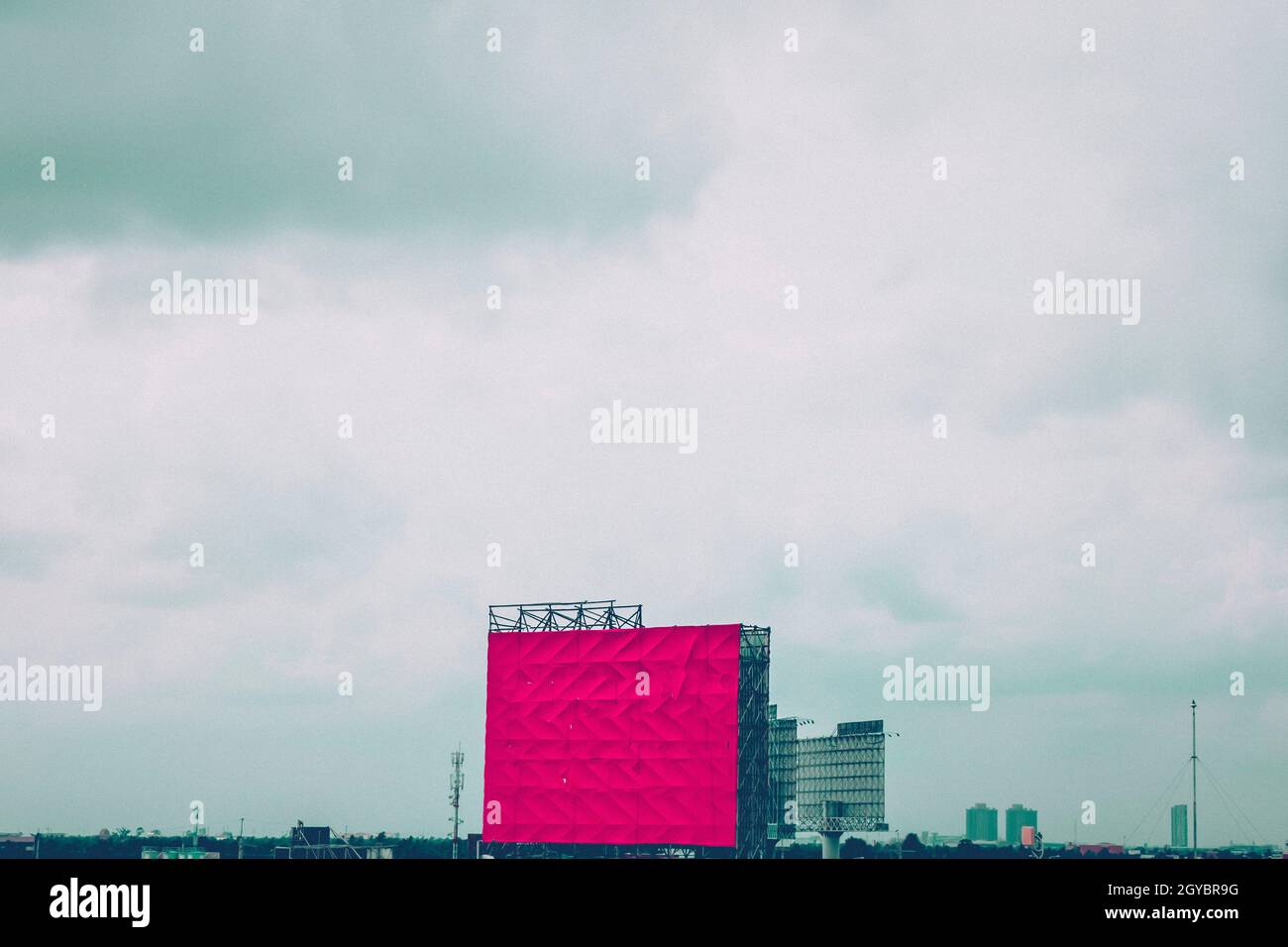 Blank billboard pour la nouvelle annonce. Grande maquette blank billboard rouge ou blanc affiche de promotion affichée sur la piscine en plein air contre le ciel bleu zone Banque D'Images