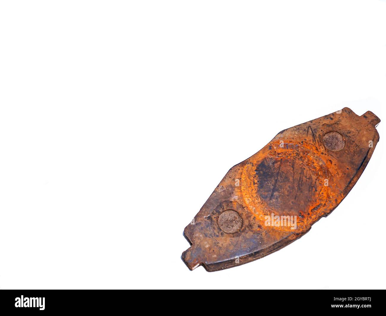 Vieux segment rouillé usé de frein de voiture sur un fond blanc. Segment de frein. Distances de freinage. Freinage d'urgence. Réparation de voiture. Pièce de rechange usée. Réparation de voiture Banque D'Images