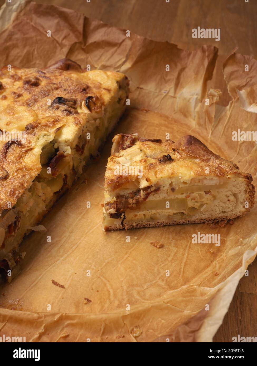 Quiche aux pommes de terre et poireaux sur papier de cuisson, nourriture végétarienne, alimentation saine Banque D'Images