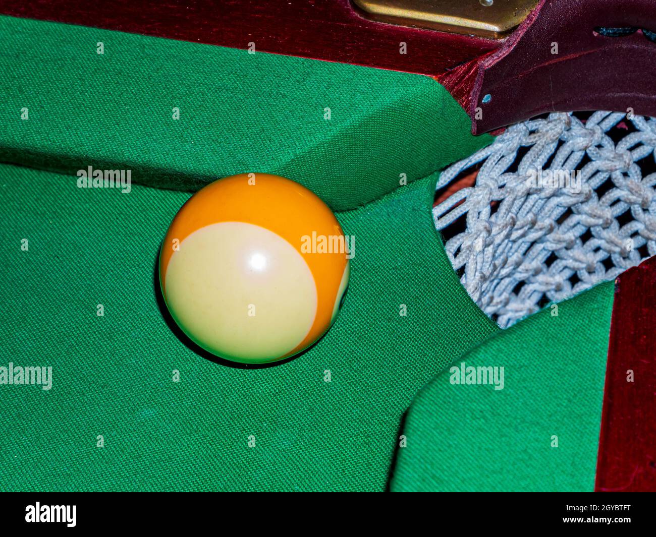 Balle près de la poche de la table de billard. Tirez une balle. La poche de la table de billard verte. Jeux d'argent. Jeu de sport. Activités de loisirs. Entreprise. Banque D'Images