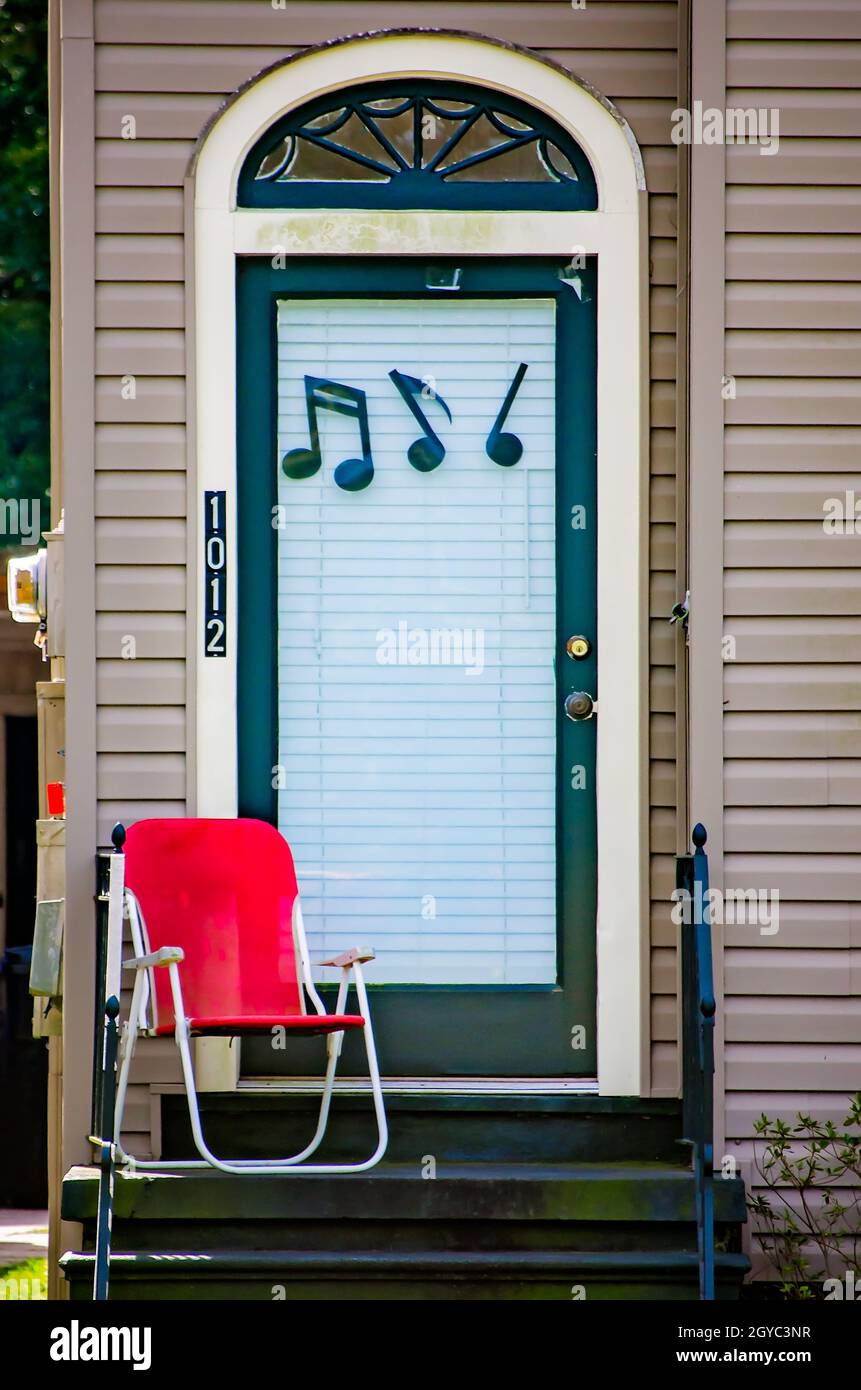 Des notes musicales sont exposées à la porte d'une maison sur City Park Avenue, le 14 novembre 2015, à la Nouvelle-Orléans, en Louisiane. Banque D'Images