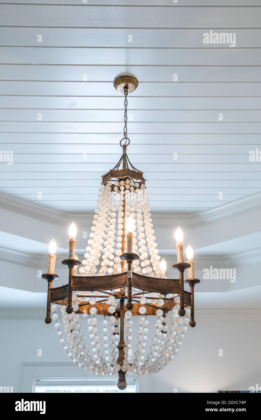 plage suspendue en bois rustique et perles ou lustre sur le thème de la côte dans un salon Banque D'Images