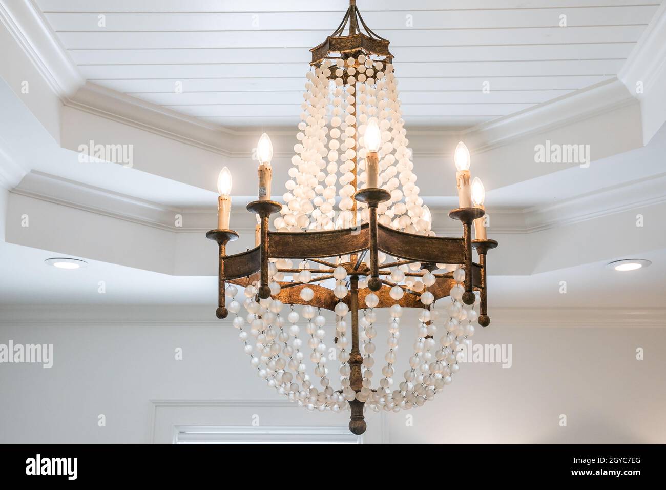 plage suspendue en bois rustique et perles ou lustre sur le thème de la côte dans un salon Banque D'Images