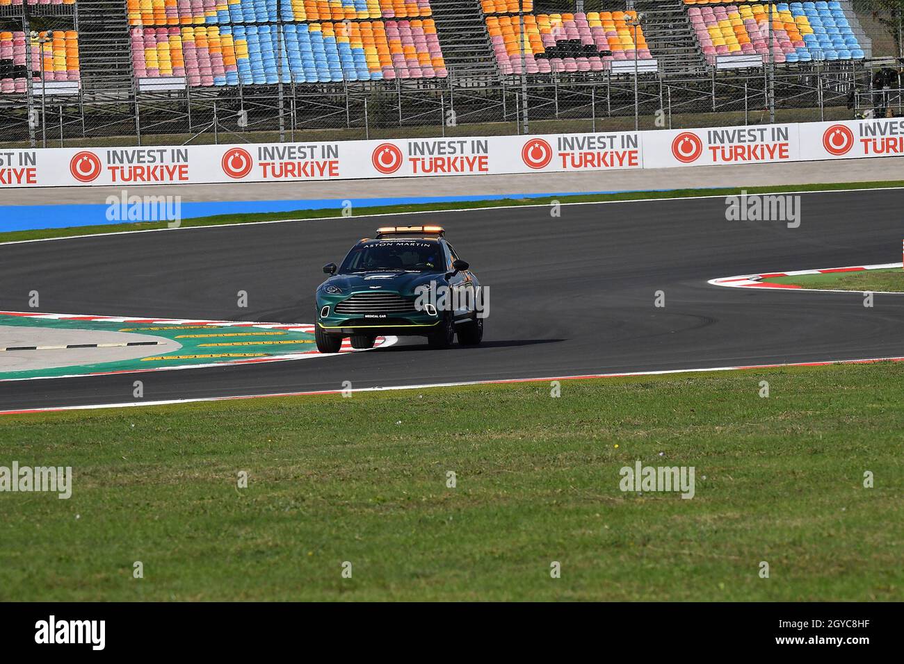 07.10.2021, circuit du Parc d'Istanbul, Istanbul, Grand Prix turc de Formule 1 2021, sur la photo Aston Martin Medical car avec le nouveau pilote de voiture de sécurité de Formule E Bruno Correia et le Dr. Bruno Franceschini,Puisque le conducteur régulier Alan van der Merwe ainsi que le docteur Ian Roberts Corona sont en auto-isolement en raison des tests positifs de Corona et ne peuvent pas prendre part au week-end de course. Banque D'Images