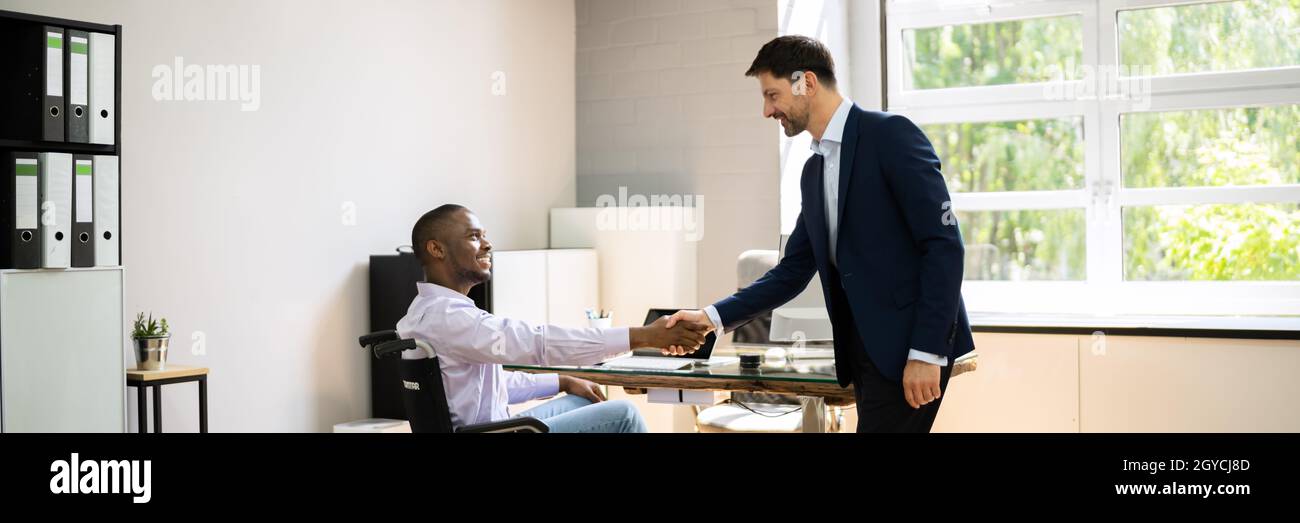 Incapacité d'un employé en milieu de travail. Chake à la main au bureau Banque D'Images