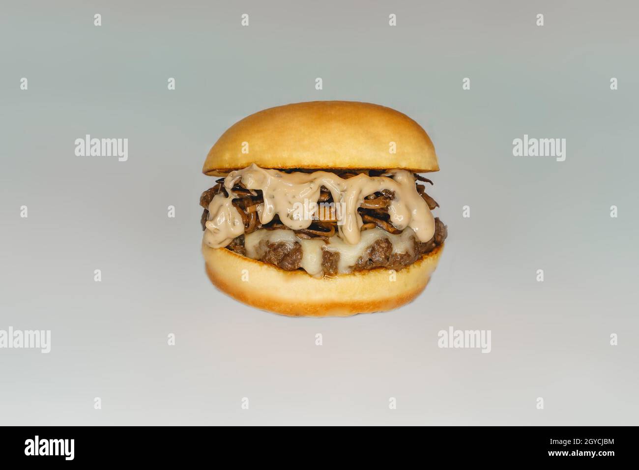 Gros plan d'un délicieux hamburger à la truffe sur fond blanc Banque D'Images