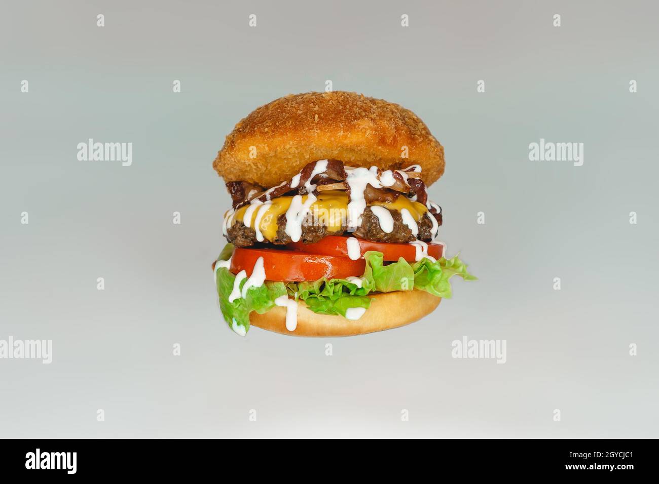 Gros plan d'un délicieux grand hamburger classique sur fond blanc Banque D'Images