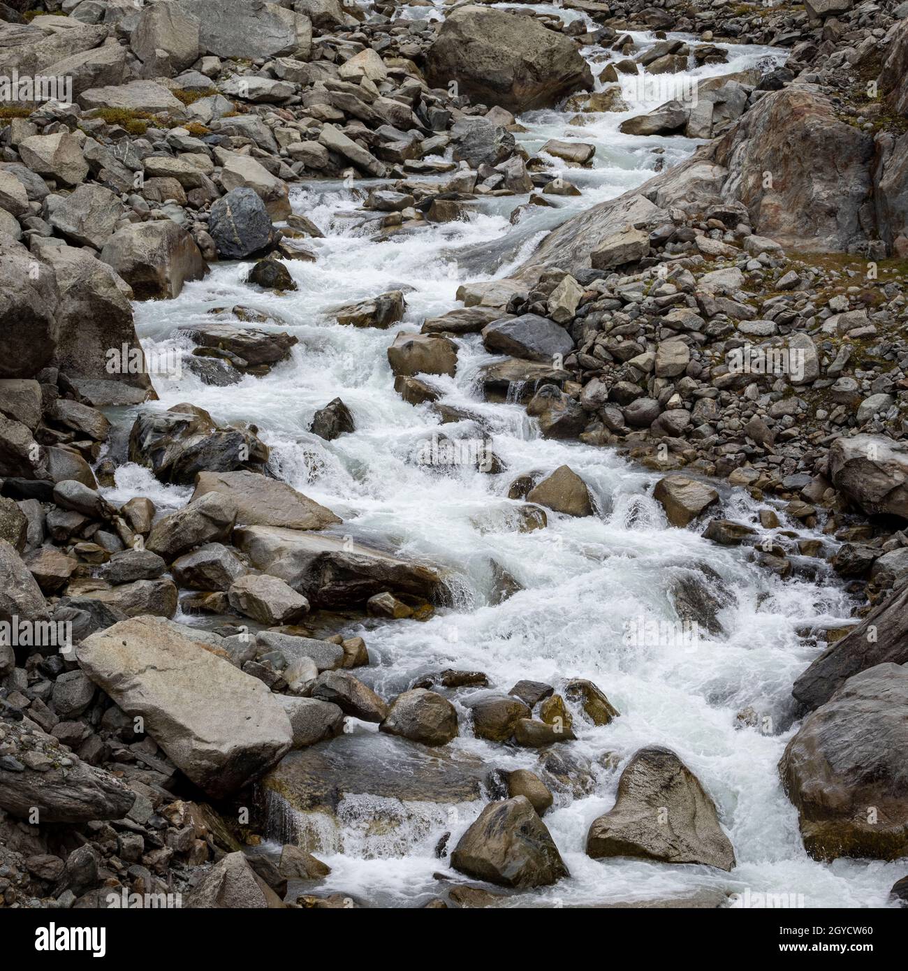Glacier d'Oberaletsch : une rivière d'eau froide qui coule sur un paysage de roche stérile et de granit dans les montagnes de la Suisse. Banque D'Images