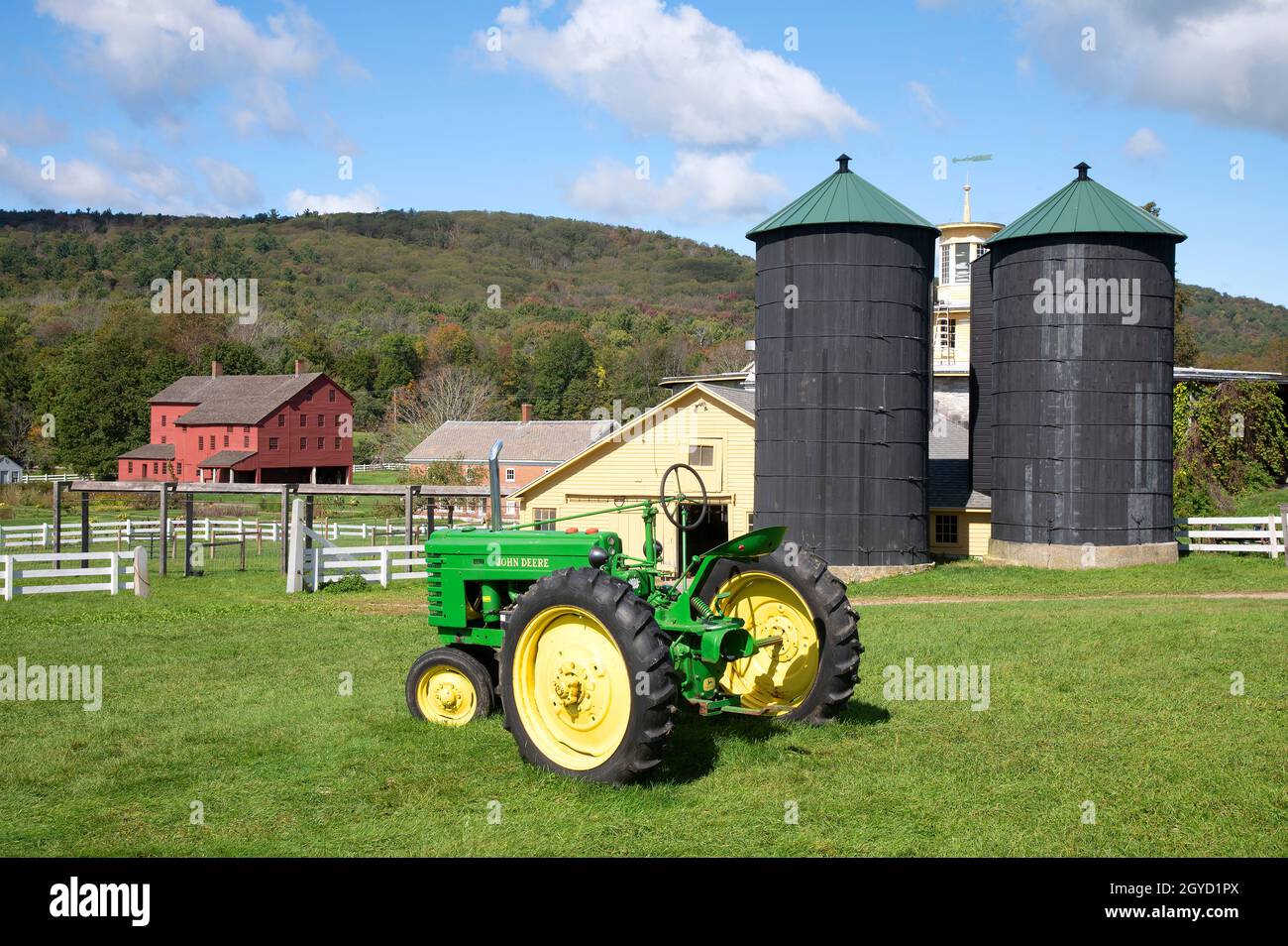 Hancock Shaker Museum, Pittsfield, Massachusetts, Etats-Unis - Une commune de Shaker établie dans les années 1780. Un tracteur John Deer est installé devant la grange. Banque D'Images
