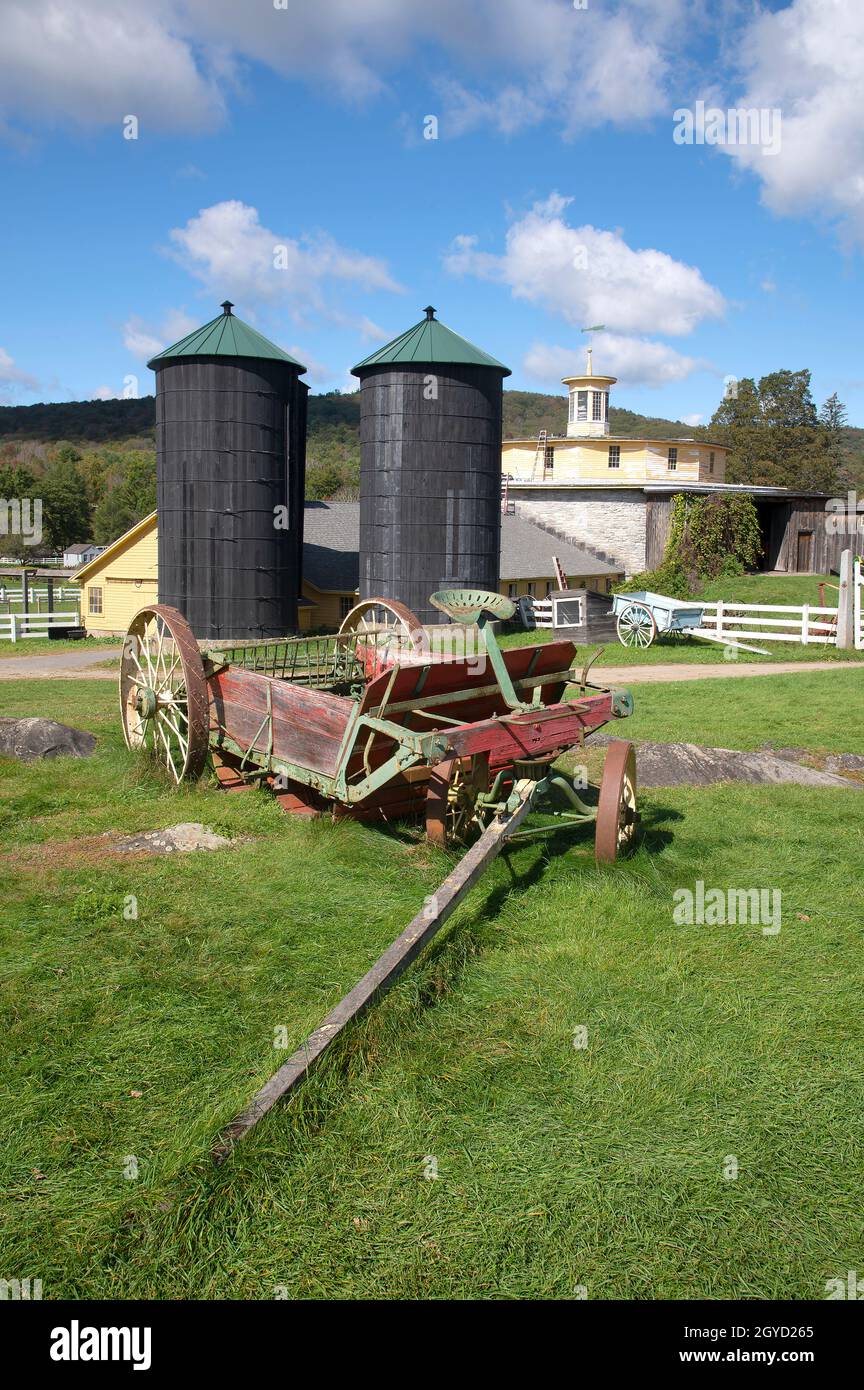 Hancock Shaker Museum, Pittsfield, Massachusetts, Etats-Unis - Une commune de Shaker établie dans les années 1780.Un chariot de ferme dessiné par un cheval devant la grange Banque D'Images