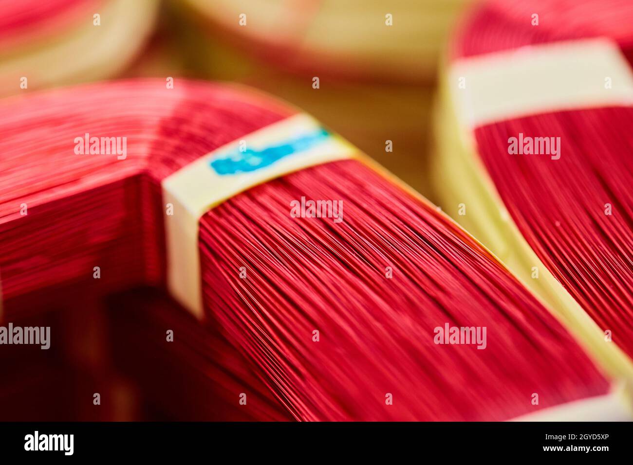 Détail macro des petits faisceaux de fils métalliques rouges Banque D'Images