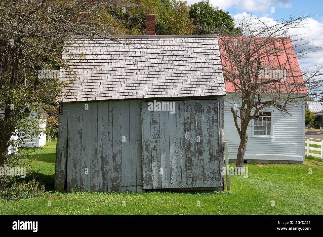 Hancock Shaker Museum, Pittsfield, Massachusetts, États-Unis - Une commune des Shaker établie dans les années 1780.Côté d'une ancienne grange de stockage avec l'école Banque D'Images