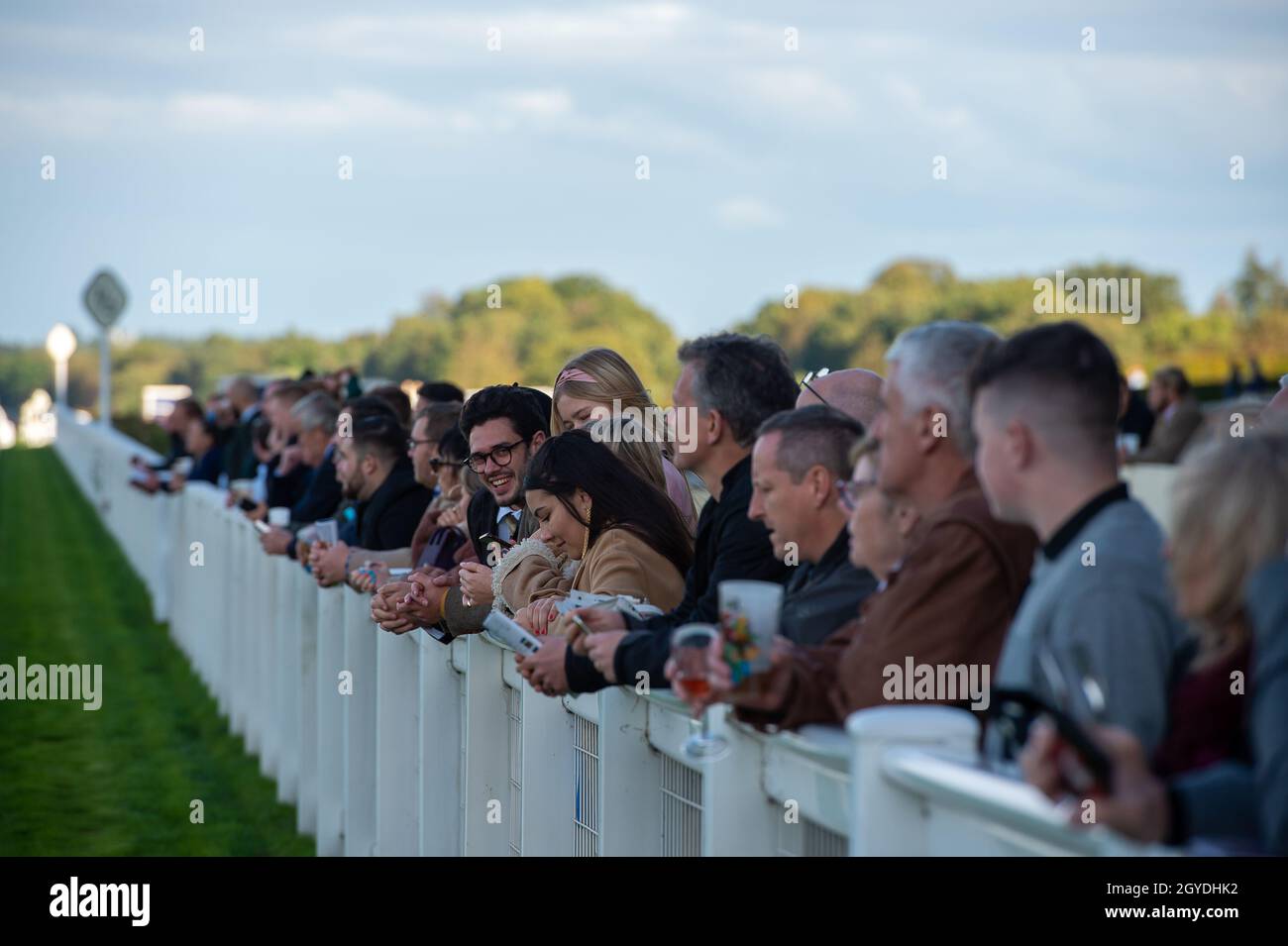 Ascot, Berkshire, Royaume-Uni.1er octobre 2021.Les Racegoers apprécient leur après-midi aux courses d'Ascot.Crédit : Maureen McLean/Alay Banque D'Images