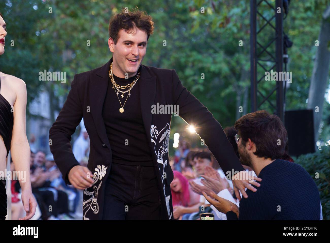 Madrid, Espagne.07e octobre 2021.Alejandro Gómez Palomo marche sur la piste du spectacle de mode Palomo Espagne au Paseo Del Prado à Madrid.Crédit : SOPA Images Limited/Alamy Live News Banque D'Images