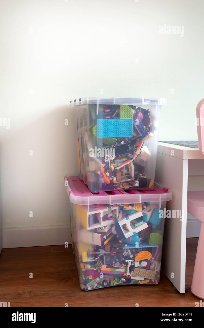 Rangement en plastique boîte à jouets boîte contenant boîte avec blocs de construction colorés et autres dans la salle de jeux pour les enfants organisé Banque D'Images