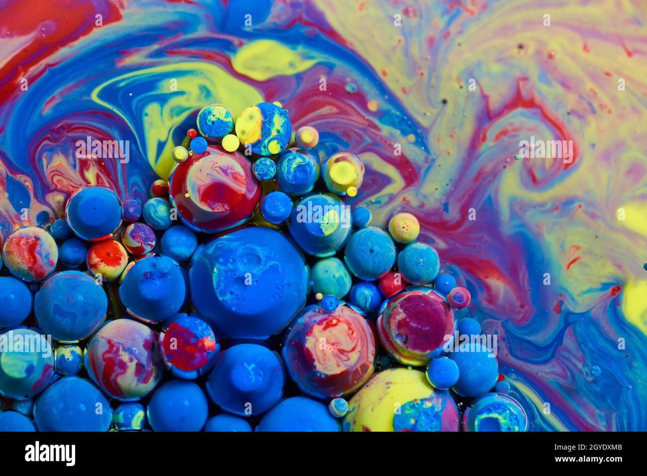 Surface arc-en-ciel recouverte d'orbes acryliques multicolores Banque D'Images