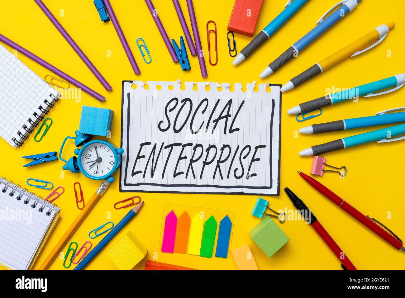 Signe de texte montrant l'entreprise sociale, concept signifiant organisation commerciale qui a un objectif social spécifique flashy École et fournitures de bureau Brig Banque D'Images