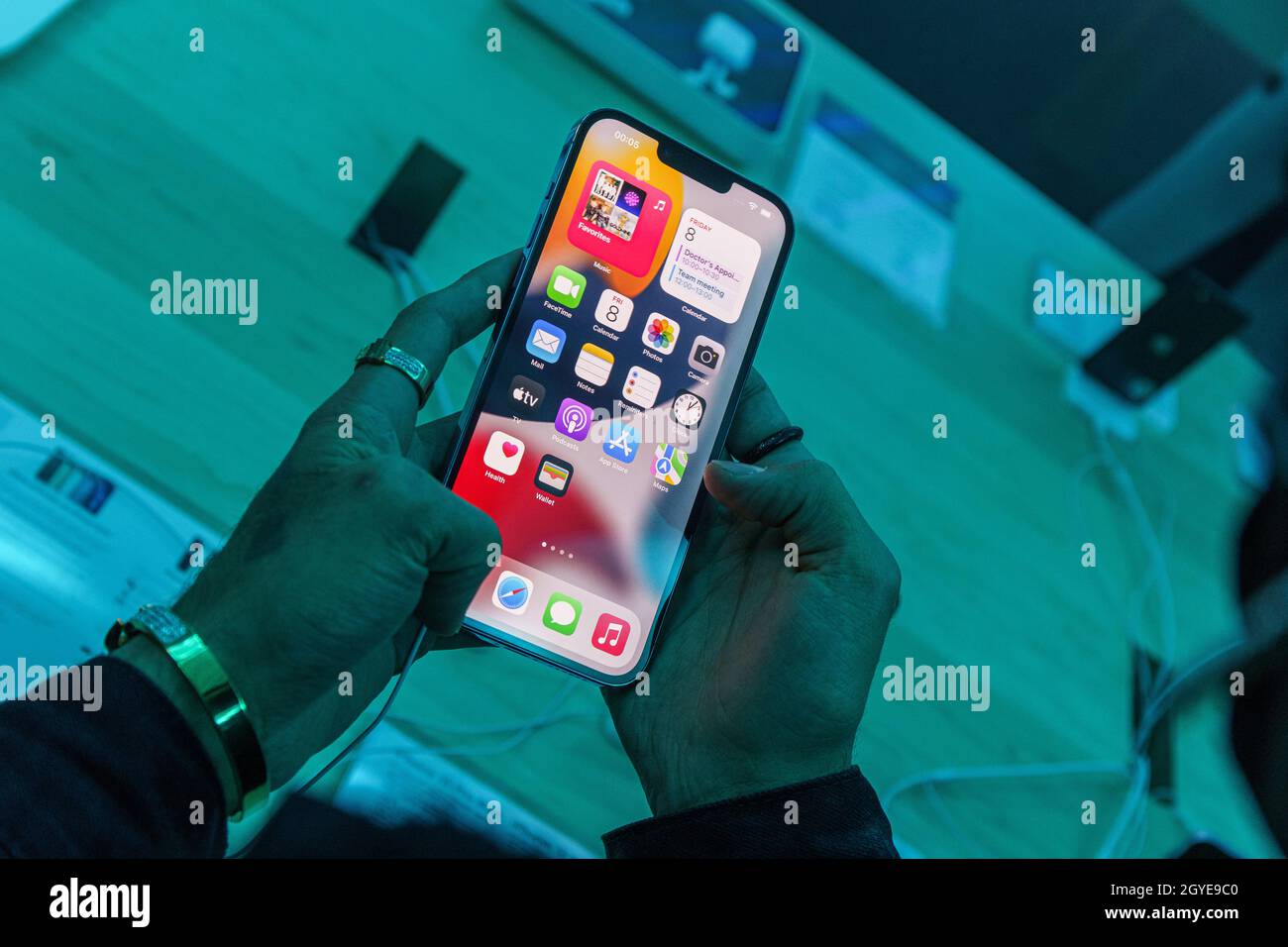 Nouveau smartphone Apple iPhone 13 en vente dans la boutique Apple.IPhone pro max 13, iphone 13, iphone mini. Banque D'Images