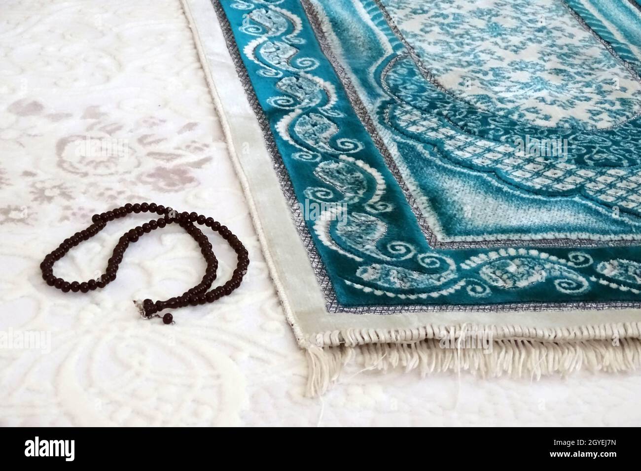 tapis de prière et rosaire posés sur le terrain pour le culte, tapis de  prière dans l'islam Photo Stock - Alamy