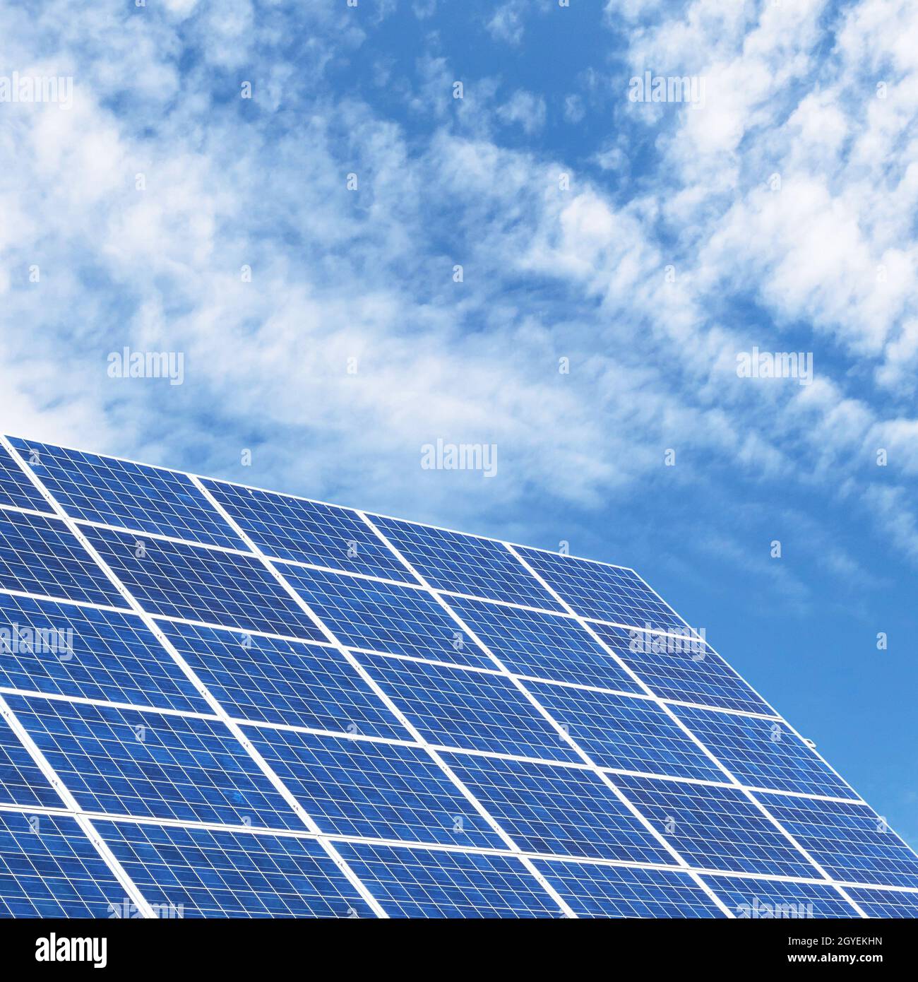 Panneaux solaires pour une énergie propre avec un fond bleu ciel. Banque D'Images