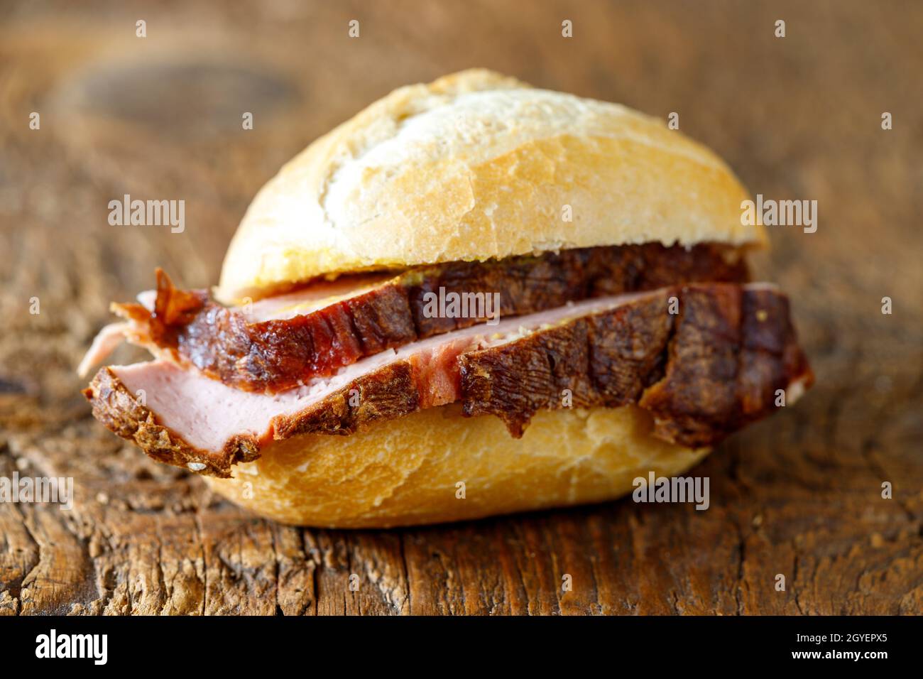 pain de viande bavarois dans un petit pain Banque D'Images