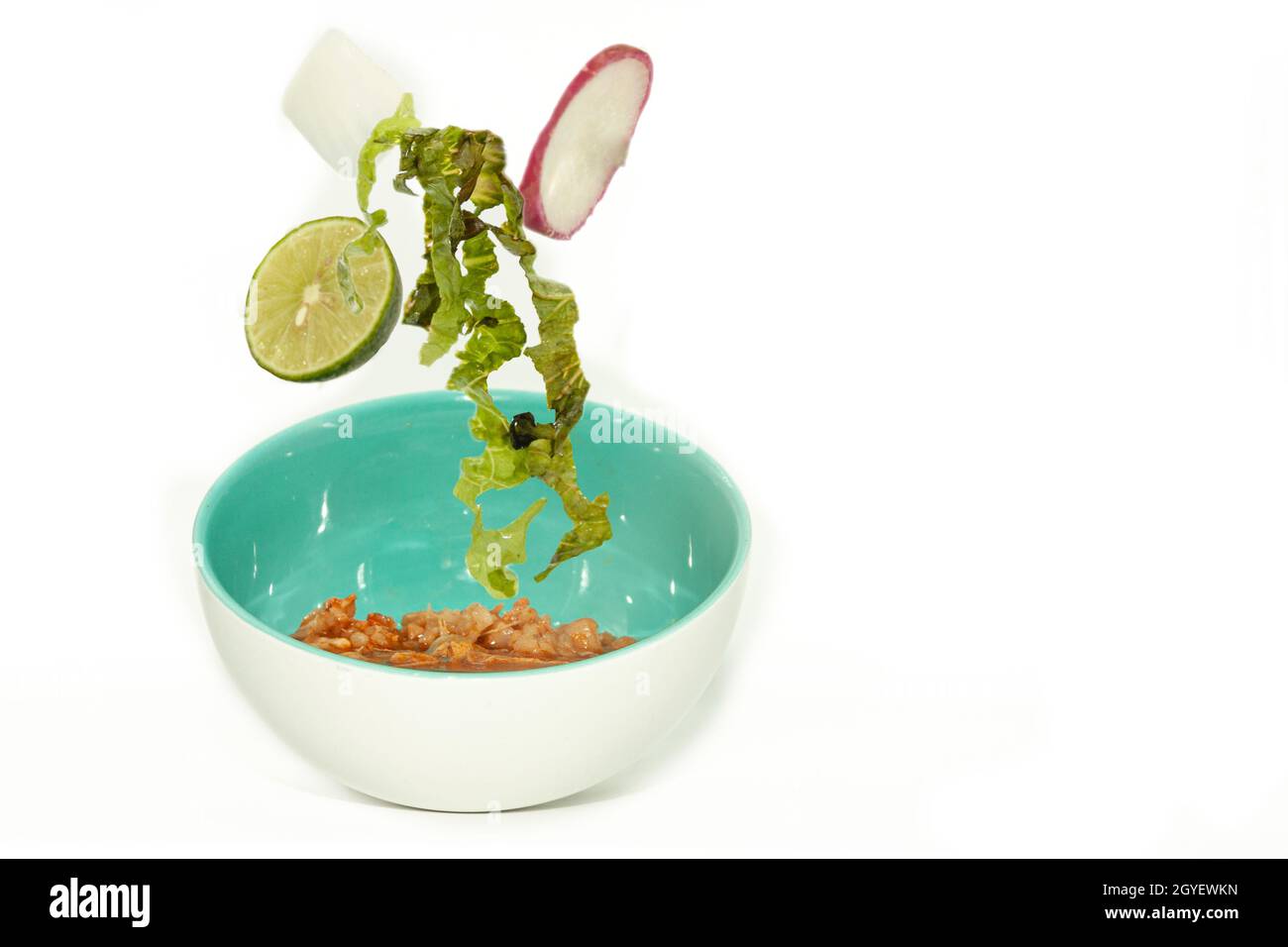 Ingrédients entrant dans l'assiette, laitue, radis, soupe d'oignon de citron ragoût pozole cuisine mexicaine traditionnelle typique avec du maïs et de la viande servis dans un bol i Banque D'Images