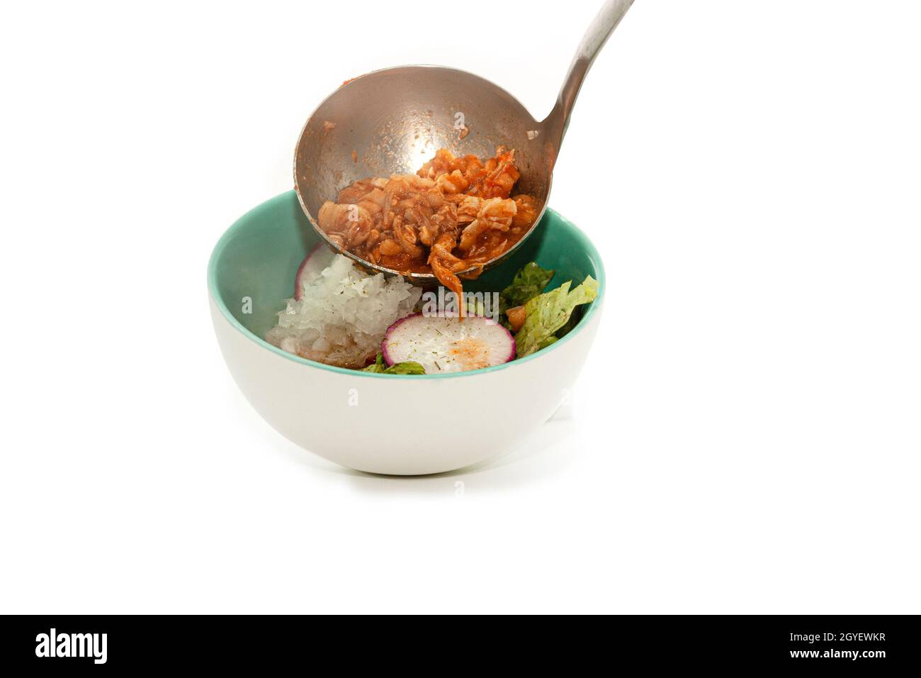 Soupe au Mexique appelée pozole traditionnel composé de maïs, Chili, porc, citron, radis et laitue Banque D'Images