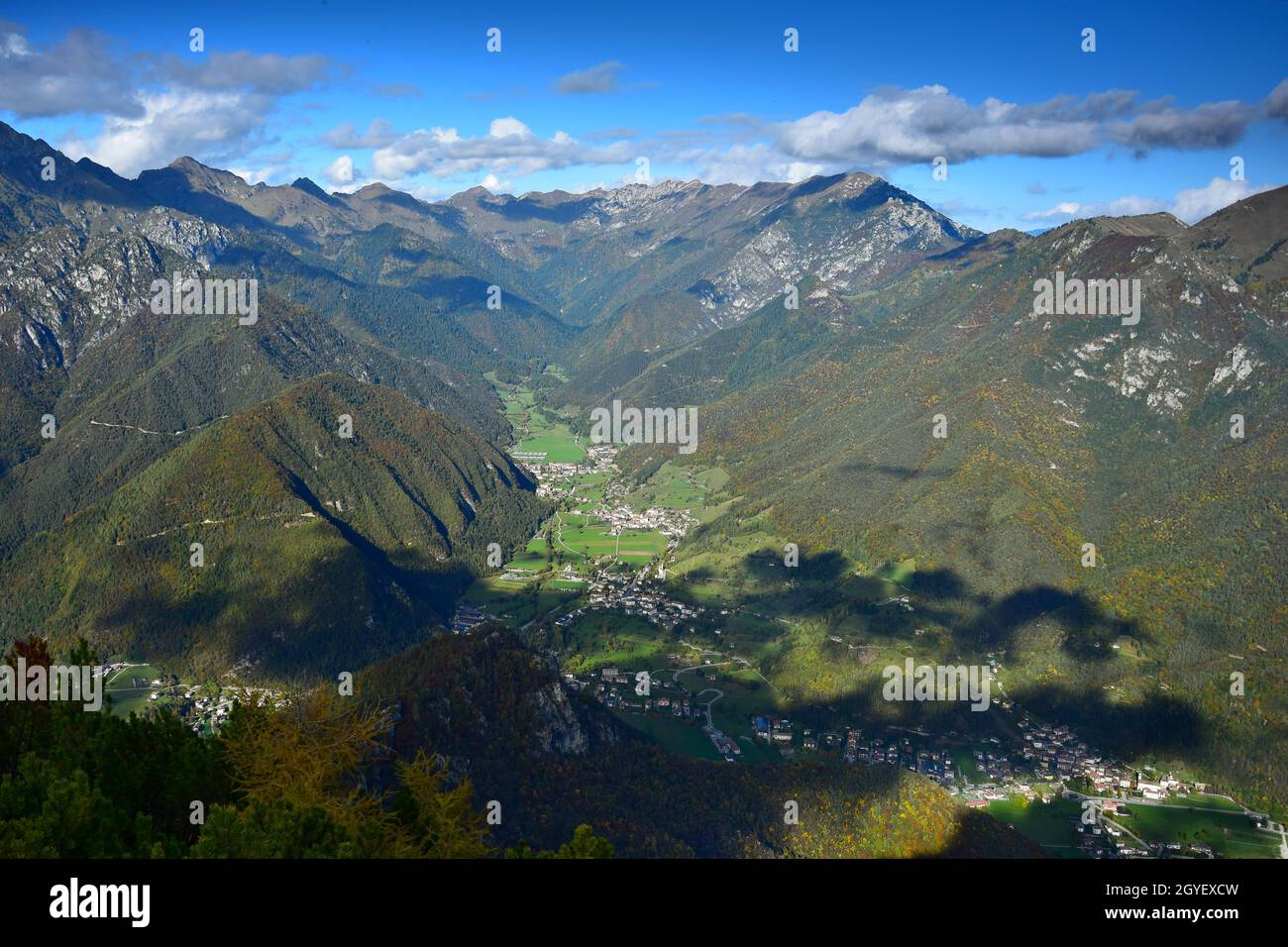 Les petites villes Pieve di Ledro, Bezzecca, Locca, Enguiso, Concei et Lenzumo près du lac Ledro avec leurs montagnes environnantes. Vue depuis le mont Corno o Banque D'Images