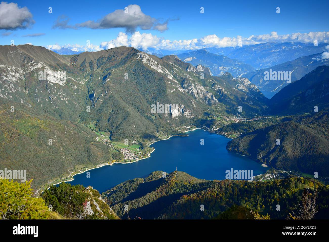 Magnifique lac de Ledro et les montagnes environnantes. Vue depuis le mont Corno lors d'une belle journée d'automne claire. Trentin, Italie. Banque D'Images