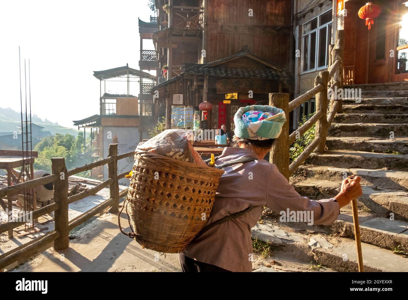 Une femme indigène porte un panier dans le comté de Longsheng, Guangxi, en Chine Banque D'Images