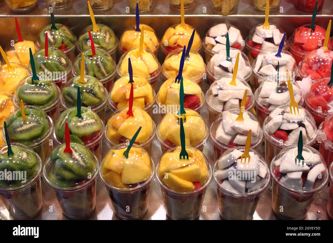 Tasses de salades de fruits à vendre dans un marché Banque D'Images