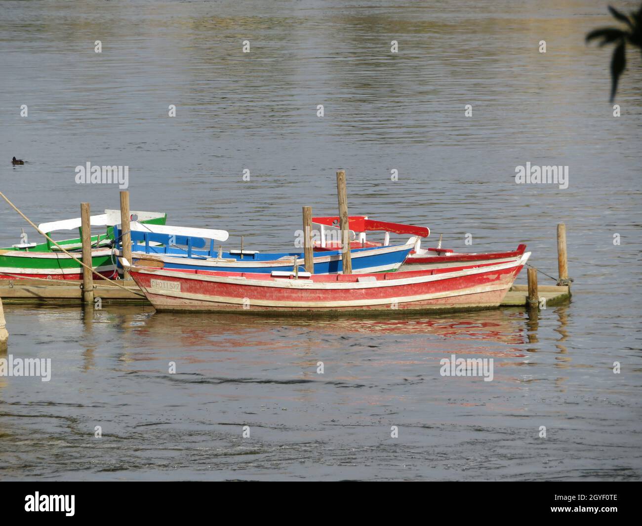 beaux bateaux coloré rivière eau bois flottant amusant pêche Banque D'Images