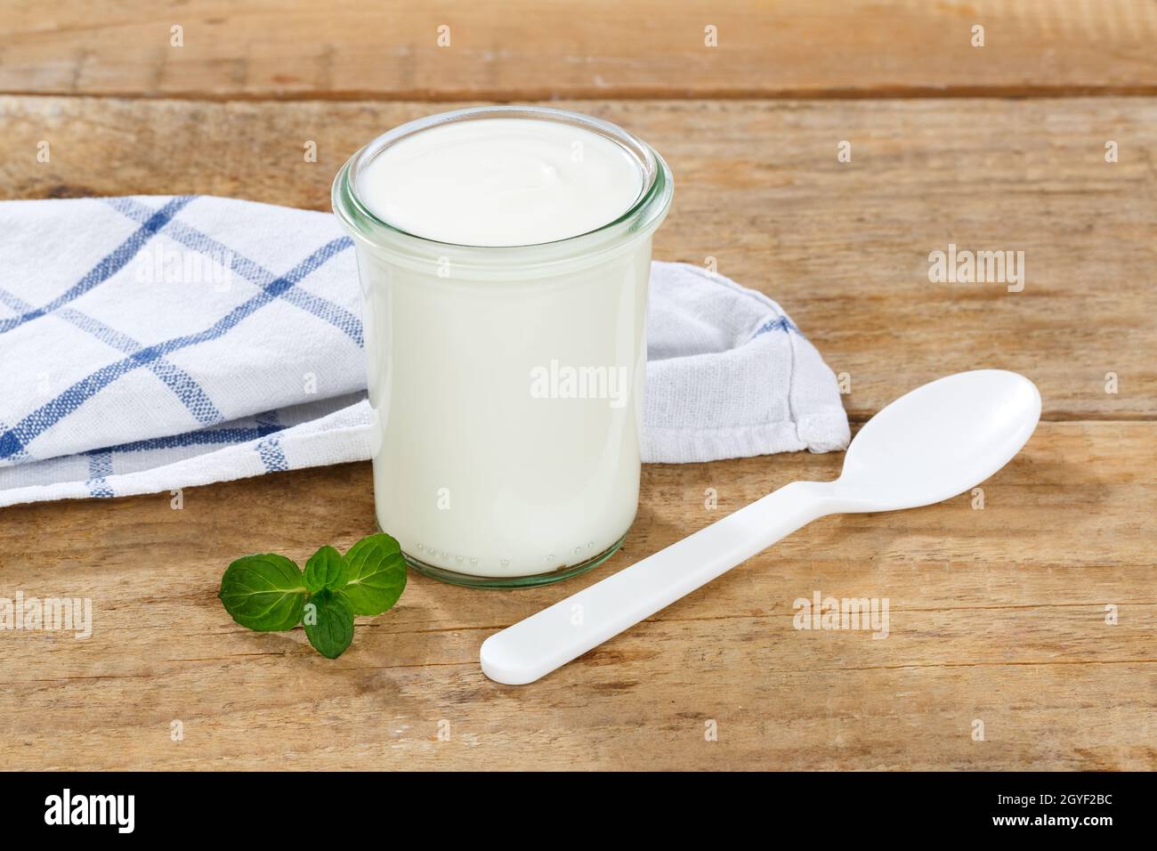 Yaourt naturel petit déjeuner saine alimentation bio yaourt sur un planche en bois Banque D'Images