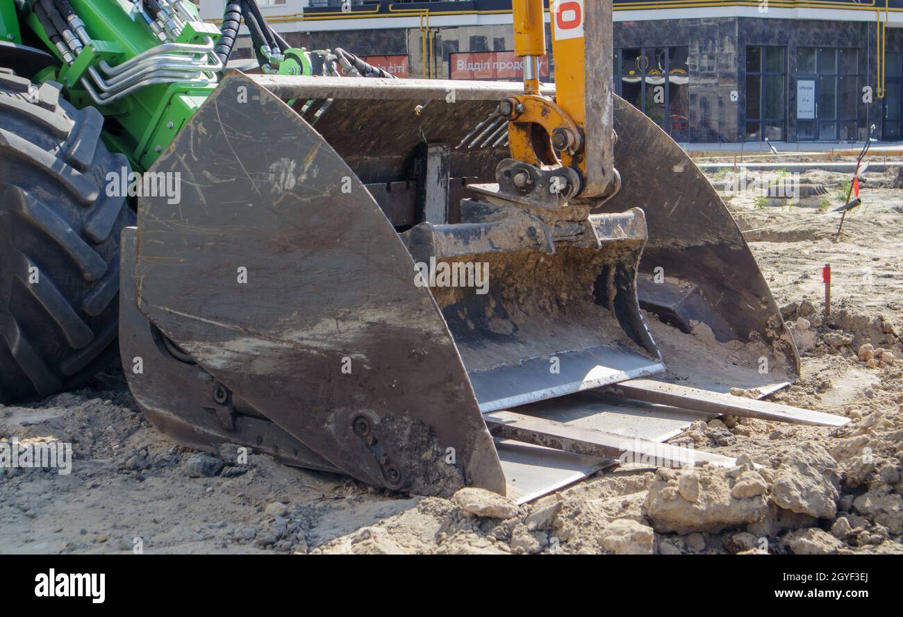 Deux petites pelles hydrauliques sur un grand chantier de construction.Vert vif sur les roues et jaune sur les chenilles.Travaux de terrassement et construction.Pelle hydraulique.Mini bas Banque D'Images